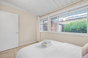Entire 3br House with Playground Tent客房内的一张或多张床位