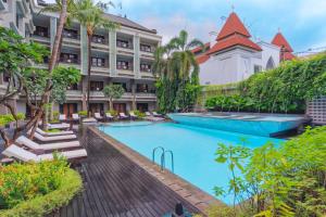 Bazén v ubytování The Vira Bali Boutique Hotel & Suite nebo v jeho okolí