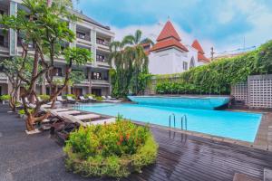 Bazén v ubytování The Vira Bali Boutique Hotel & Suite nebo v jeho okolí