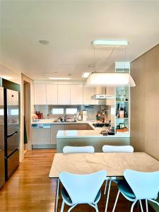 Η κουζίνα ή μικρή κουζίνα στο Cozy APT with Home-Cooked Korean Meals