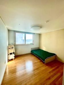 Ένα ή περισσότερα κρεβάτια σε δωμάτιο στο Cozy APT with Home-Cooked Korean Meals