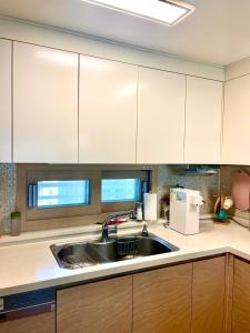 Η κουζίνα ή μικρή κουζίνα στο Cozy APT with Home-Cooked Korean Meals