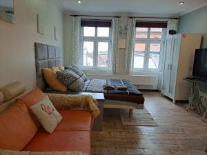 Una sala de estar con un sofá y una mesa de café. en Staszica Starówka, en Olsztyn