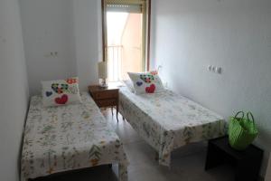 1 dormitorio con 2 camas individuales y ventana en Cerro Mar, en Peñíscola