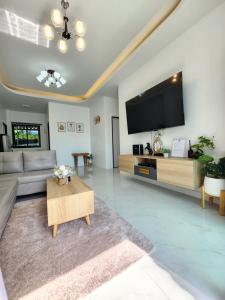 TV a/nebo společenská místnost v ubytování X2 pool villa ใกล้สนามบินขอนแก่น