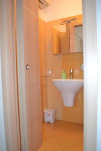 トリノにあるチェントラリッシマ トリノのバスルーム(洗面台、鏡付)
