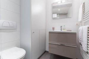 コルマールにあるCOLMAR city center Little Venise - GITE DE LEA -の白いバスルーム(トイレ、シンク付)