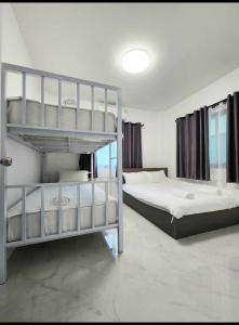 Postel nebo postele na pokoji v ubytování X2 pool villa ใกล้สนามบินขอนแก่น