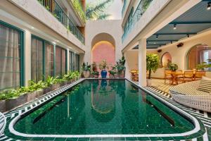 una piscina coperta in un edificio con un resort di Serenity Retreat a Da Nang