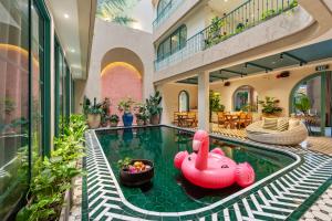 una piscina in una casa con un giocattolo da piscina in acqua di Serenity Retreat a Da Nang