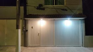 una porta bianca del garage con luci sopra di Hotelito Ejido San Ale a Momoxpan Altre 10 foto