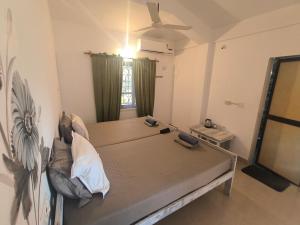 SHANKAR by the SEA, 2 min from Mandrem Beach客房内的一张或多张床位