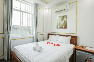 Postel nebo postele na pokoji v ubytování Ngọc Châu Hotel