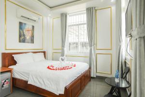 Postel nebo postele na pokoji v ubytování Ngọc Châu Hotel