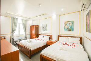 Postel nebo postele na pokoji v ubytování Ngọc Châu Hotel