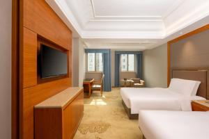 A television and/or entertainment centre at 上海戴斯温德姆酒店 Shanghai Days Wyndham Hotel