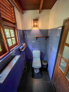 bagno con servizi igienici bianchi in camera di Abraham Beach House a Tangalle