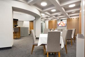 a dining room with a table and chairs at Hotel Orasac Garni in Belgrade