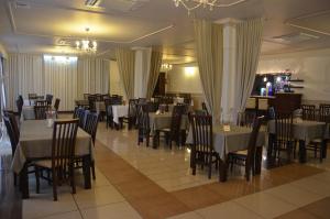ein Speisesaal mit Tischen und Stühlen in einem Restaurant in der Unterkunft Hotel Regina in Radom