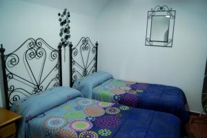 Ein Bett oder Betten in einem Zimmer der Unterkunft Cuevas de María