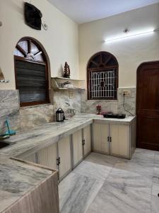 Kuchyň nebo kuchyňský kout v ubytování Home in Ujjain Rajkamal Villa