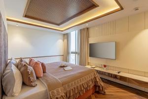 Katil atau katil-katil dalam bilik di Alaya Stays Manhattan 1804 - 3 BHK Duplex With Stunning Views, Office & Stylish Bar +43 gambar