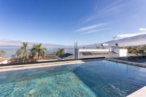 una piscina con vista sull'oceano di Gorvorana Norte - private pool, BBQ, 8pax a Realejo Bajo