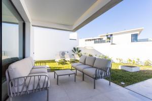 patio con 2 sedie e tavolo sull'erba di Gorvorana Norte - private pool, BBQ, 8pax a Realejo Bajo Altre 37 foto