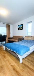 Un dormitorio con una cama grande en una habitación. en Flamingo 20, en Międzyzdroje