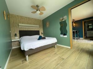 Postel nebo postele na pokoji v ubytování Neuf, indépendant avec terrasse et vue montagnes !