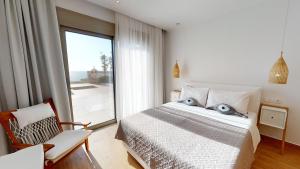 Posteľ alebo postele v izbe v ubytovaní 3 Muses Luxury Villas + 37 fotografií