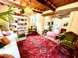 Posezení v ubytování Stunning Village Casa with Private Garden and Olive Grove