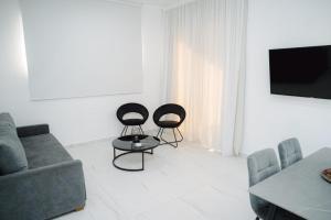 Μια τηλεόραση ή/και κέντρο ψυχαγωγίας στο Nissi Route 76