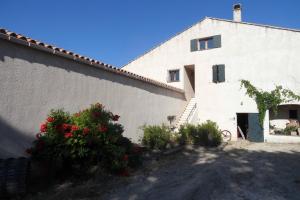 ein großes weißes Gebäude mit einer Treppe daneben in der Unterkunft La Galline in La Cadière-dʼAzur