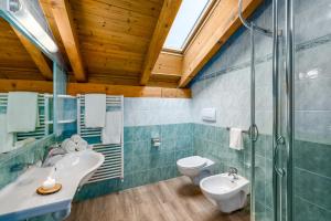 een badkamer met een wastafel en een toilet bij Formsunhof in Siusi