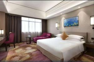 Postel nebo postele na pokoji v ubytování Ramada Foshan Hotel