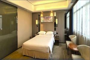 Postel nebo postele na pokoji v ubytování Ramada Foshan Hotel
