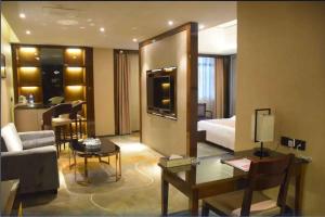 Postel nebo postele na pokoji v ubytování Ramada Foshan Hotel