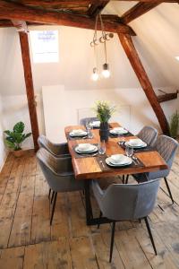 a dining room with a wooden table and chairs at charmantes Apartment mit voll ausgestatteter Küche, Kingsize-Betten, Billard & Tischkicker in Eltville
