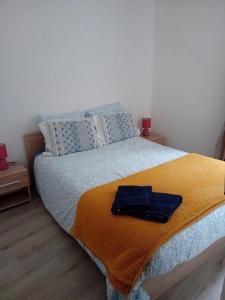 Un dormitorio con una cama con una toalla encima. en Séjour au cœur de Saverne, en Saverne 1 foto más