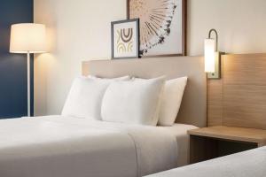 Postel nebo postele na pokoji v ubytování Spark by Hilton Orlando Universal Blvd