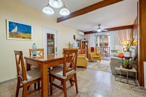 a living room with a wooden table and a dining room at Habitació a Tarragona in Tarragona