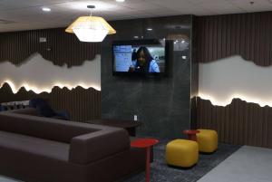 TV a/nebo společenská místnost v ubytování La Quinta Inn & Suites by Wyndham Memphis East