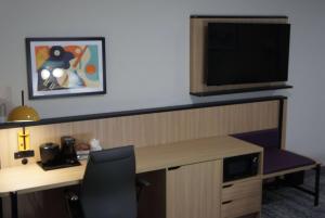 TV a/nebo společenská místnost v ubytování La Quinta Inn & Suites by Wyndham Memphis East