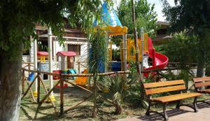 plac zabaw w parku z ławką w obiekcie Green Park Residence w mieście Foce Varano