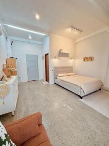 a large bedroom with a bed and a couch at Casa nel Mezzo - A Pineapple Farm Escapee in Ulot