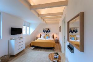 a bedroom with a bed and a tv in a room at Lykke Lys in Heiligenhafen