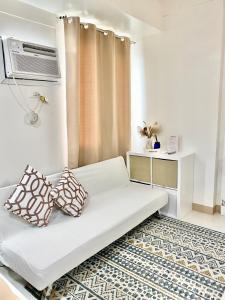 En eller flere senger på et rom på SM Style Residence Minimalist Condo Unitt