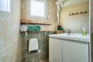 Un baño pequeño con lavabo y espejo. en Résidence Pm91-bareges - Appartement avec petit jardin, 6 couchages MAE-9521, en Barèges 8 fotos más