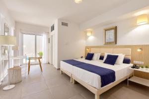 Postel nebo postele na pokoji v ubytování ST CONSTANTIN SEA HOTEL & SPA RESORT